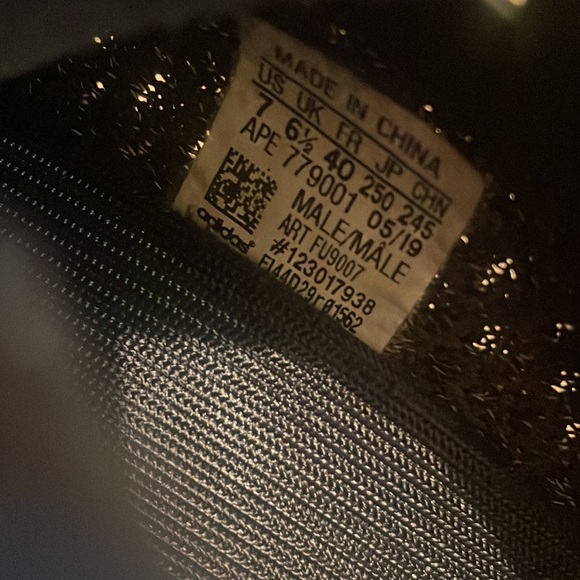Yeezy size 7 Sneaker - Picture 9 of 10